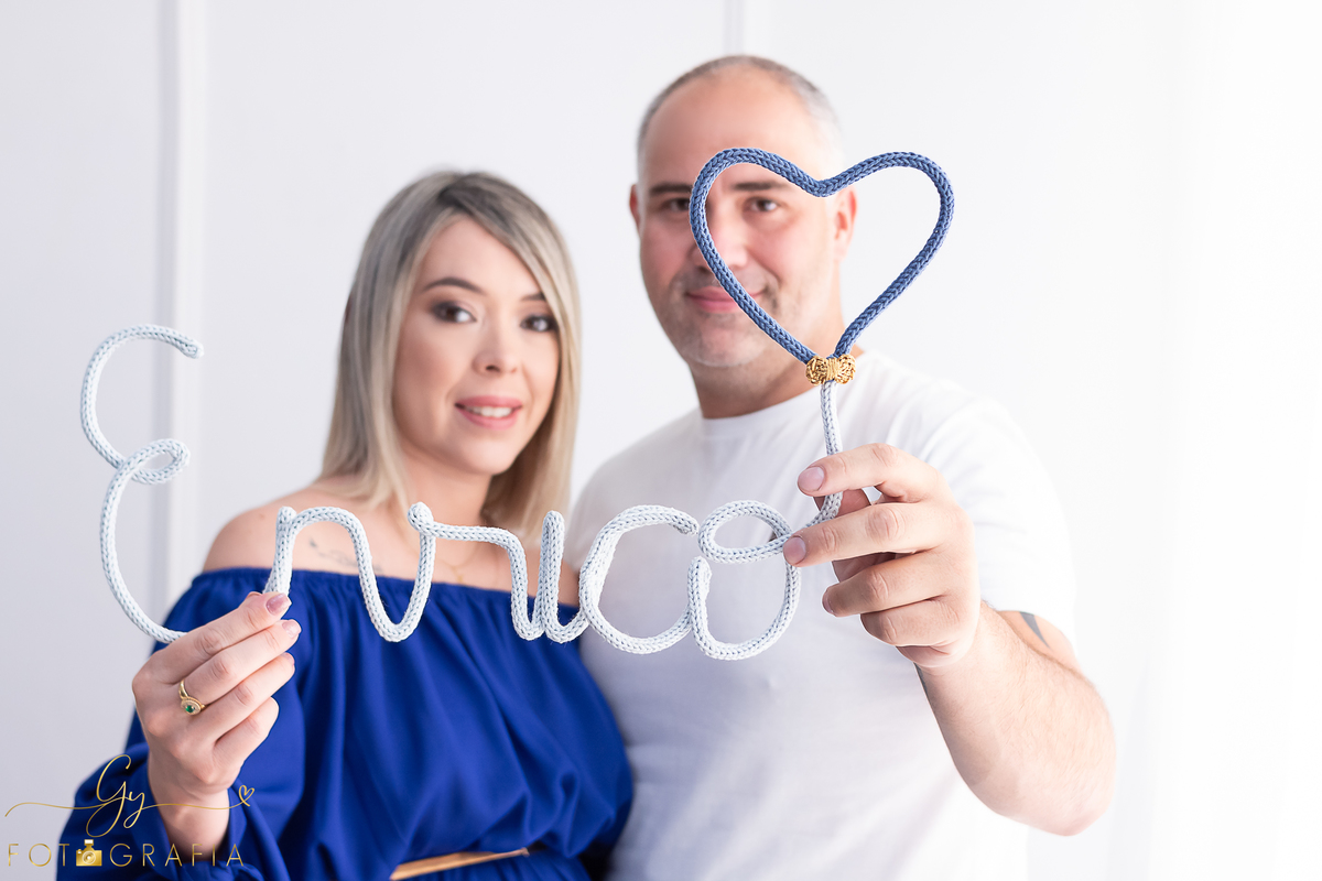 Diene em seu ensaio de gestante no estúdio. cenário quarto e de natal! Fotografo em Londrina especializado em ensaios de gestantes, bebês e crianças. Momento registrado pela fotógrafa Giscellayne - Gy fotografia