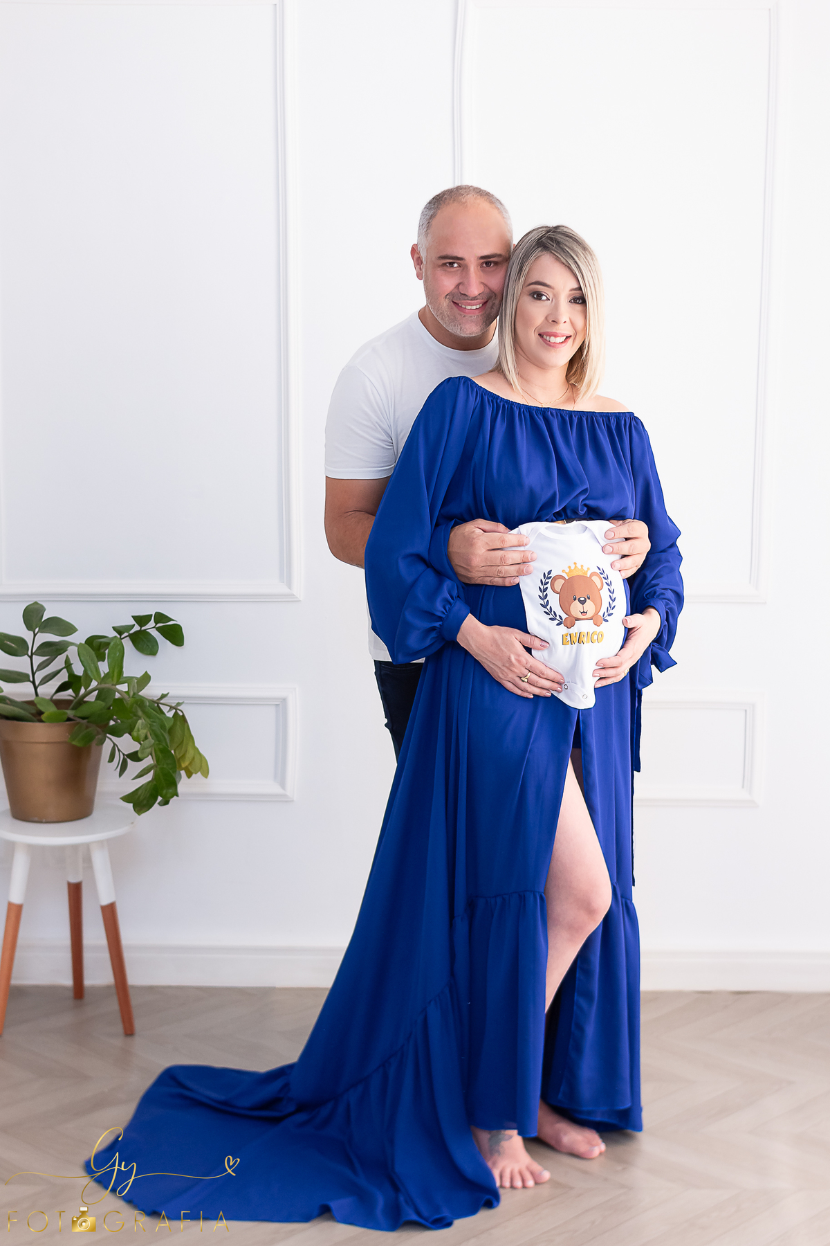 Diene em seu ensaio de gestante no estúdio. cenário quarto e de natal! Fotografo em Londrina especializado em ensaios de gestantes, bebês e crianças. Momento registrado pela fotógrafa Giscellayne - Gy fotografia