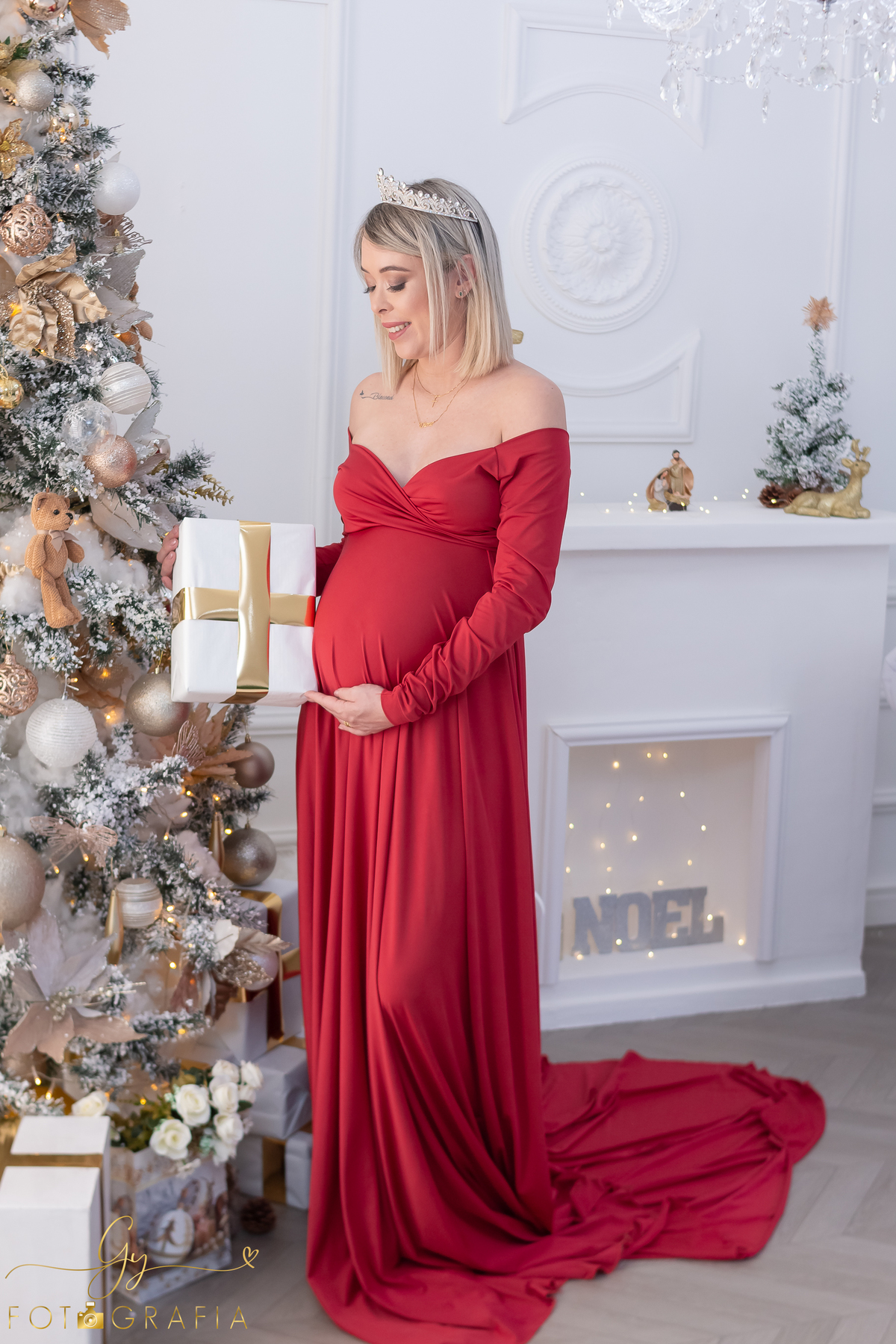 Diene em seu ensaio de gestante no estúdio. cenário quarto e de natal! Fotografo em Londrina especializado em ensaios de gestantes, bebês e crianças. Momento registrado pela fotógrafa Giscellayne - Gy fotografia