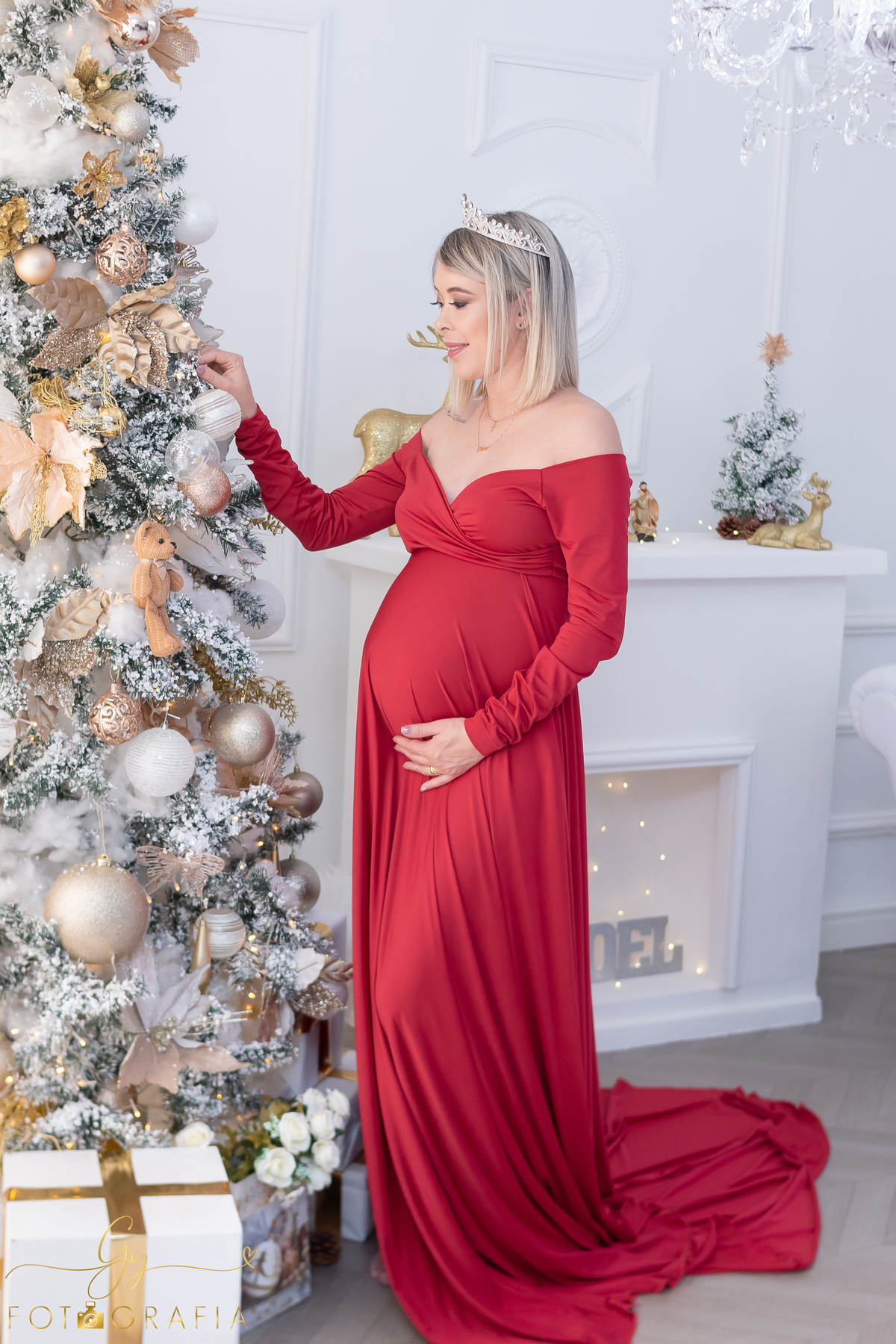 Diene em seu ensaio de gestante no estúdio. cenário quarto e de natal! Fotografo em Londrina especializado em ensaios de gestantes, bebês e crianças. Momento registrado pela fotógrafa Giscellayne - Gy fotografia