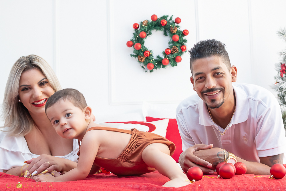 Ensaio de natal em estúdio do Joao Pedro. Fotografo em Londrina especializado em ensaios de gestantes, bebês e crianças. Momento registrado pela fotógrafa Giscellayne - Gy fotografia