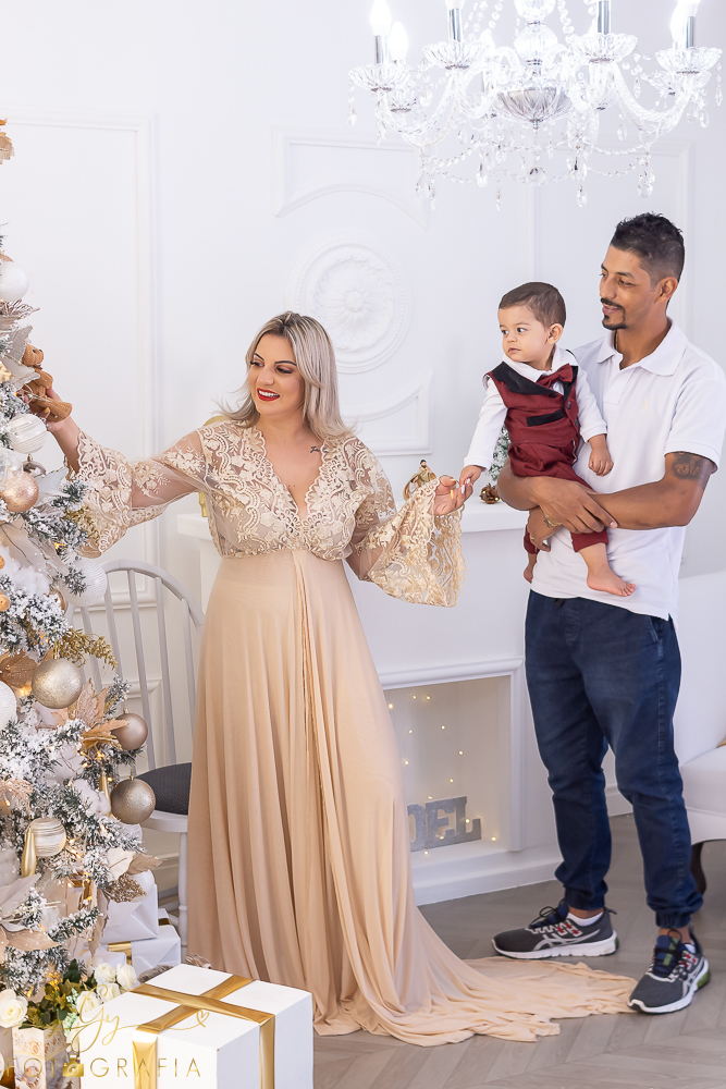 Ensaio de natal em estúdio do Joao Pedro. Fotografo em Londrina especializado em ensaios de gestantes, bebês e crianças. Momento registrado pela fotógrafa Giscellayne - Gy fotografia
