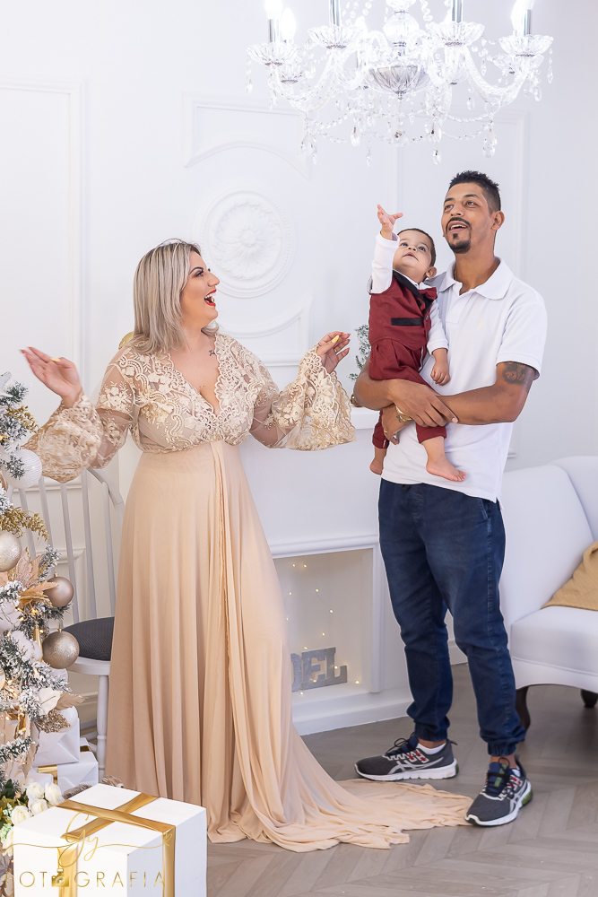 Ensaio de natal em estúdio do Joao Pedro. Fotografo em Londrina especializado em ensaios de gestantes, bebês e crianças. Momento registrado pela fotógrafa Giscellayne - Gy fotografia