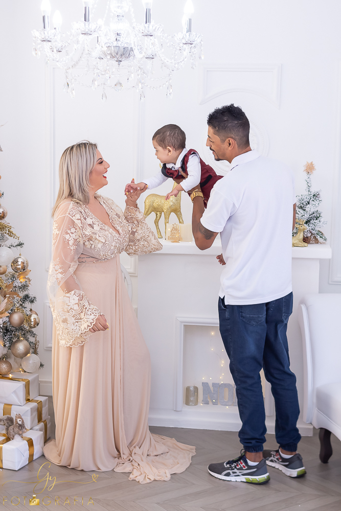 Ensaio de natal em estúdio do Joao Pedro. Fotografo em Londrina especializado em ensaios de gestantes, bebês e crianças. Momento registrado pela fotógrafa Giscellayne - Gy fotografia
