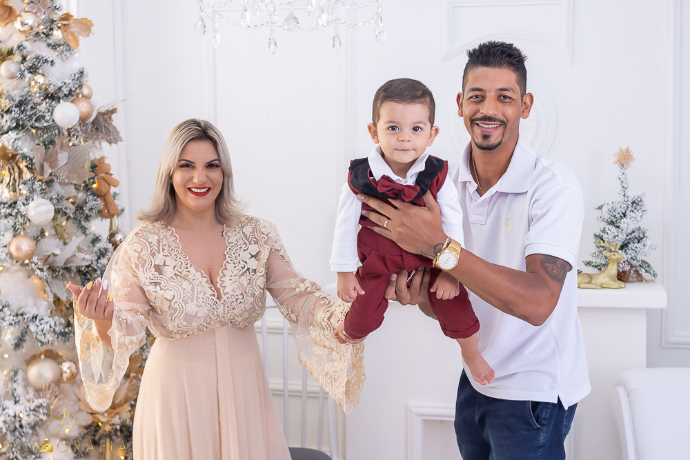 Ensaio de natal em estúdio do Joao Pedro. Fotografo em Londrina especializado em ensaios de gestantes, bebês e crianças. Momento registrado pela fotógrafa Giscellayne - Gy fotografia