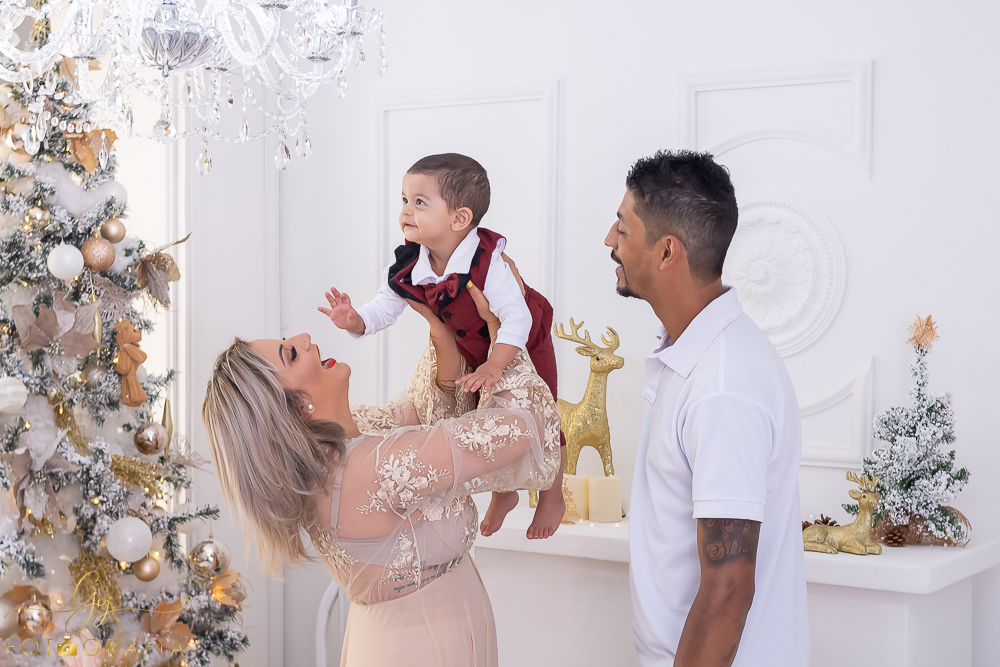 Ensaio de natal em estúdio do Joao Pedro. Fotografo em Londrina especializado em ensaios de gestantes, bebês e crianças. Momento registrado pela fotógrafa Giscellayne - Gy fotografia