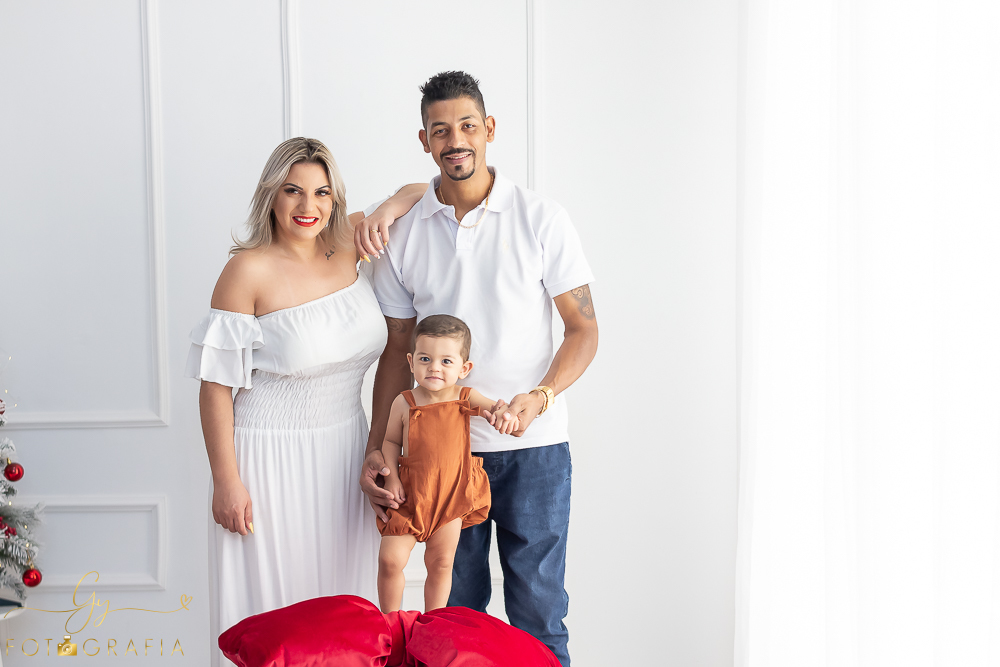 Ensaio de natal em estúdio do Joao Pedro. Fotografo em Londrina especializado em ensaios de gestantes, bebês e crianças. Momento registrado pela fotógrafa Giscellayne - Gy fotografia