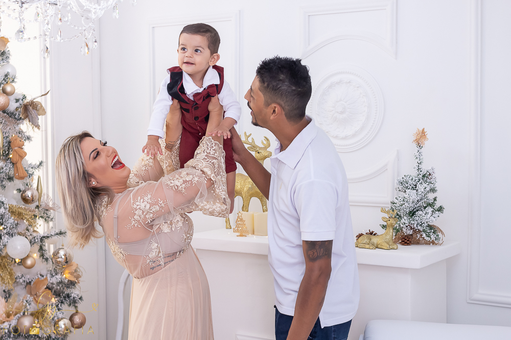 Ensaio de natal em estúdio do Joao Pedro. Fotografo em Londrina especializado em ensaios de gestantes, bebês e crianças. Momento registrado pela fotógrafa Giscellayne - Gy fotografia