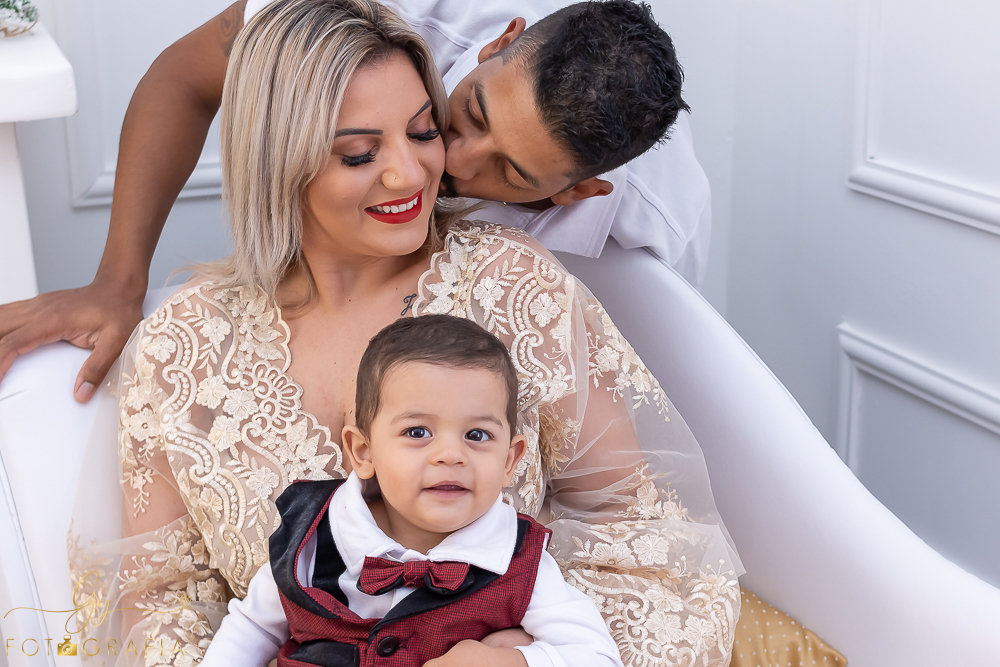 Ensaio de natal em estúdio do Joao Pedro. Fotografo em Londrina especializado em ensaios de gestantes, bebês e crianças. Momento registrado pela fotógrafa Giscellayne - Gy fotografia