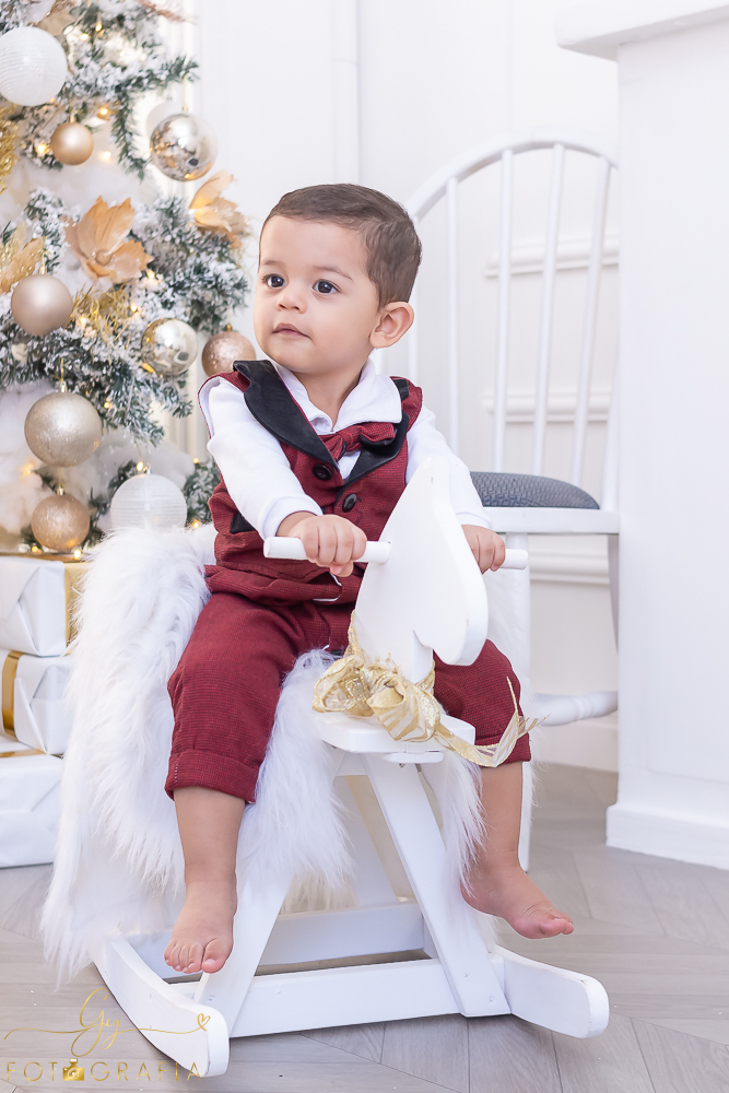 Ensaio de natal em estúdio do Joao Pedro. Fotografo em Londrina especializado em ensaios de gestantes, bebês e crianças. Momento registrado pela fotógrafa Giscellayne - Gy fotografia
