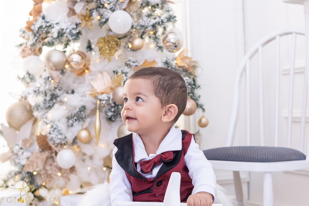 Ensaio de natal em estúdio do Joao Pedro. Fotografo em Londrina especializado em ensaios de gestantes, bebês e crianças. Momento registrado pela fotógrafa Giscellayne - Gy fotografia