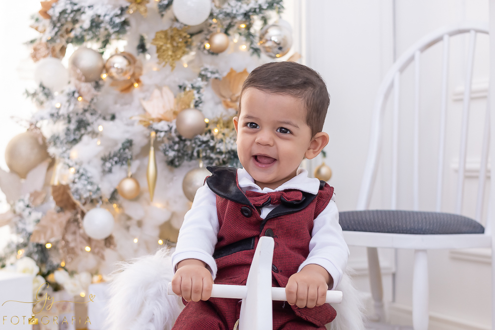 Ensaio de natal em estúdio do Joao Pedro. Fotografo em Londrina especializado em ensaios de gestantes, bebês e crianças. Momento registrado pela fotógrafa Giscellayne - Gy fotografia