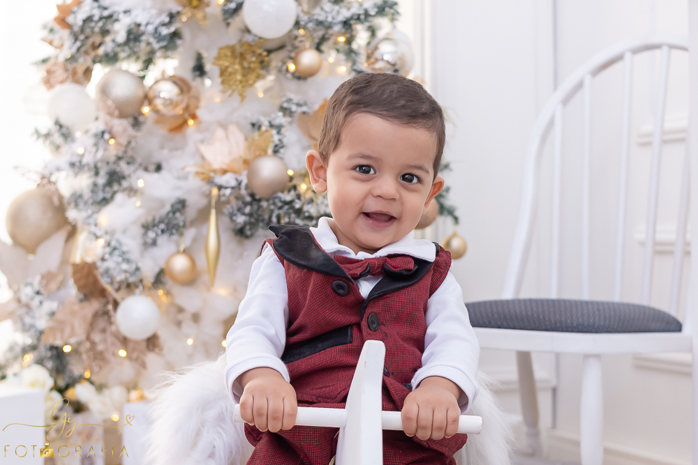 Ensaio de natal em estúdio do Joao Pedro. Fotografo em Londrina especializado em ensaios de gestantes, bebês e crianças. Momento registrado pela fotógrafa Giscellayne - Gy fotografia