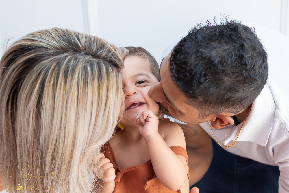 Ensaio de natal em estúdio do Joao Pedro. Fotografo em Londrina especializado em ensaios de gestantes, bebês e crianças. Momento registrado pela fotógrafa Giscellayne - Gy fotografia