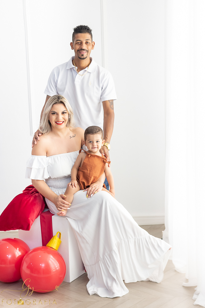 Ensaio de natal em estúdio do Joao Pedro. Fotografo em Londrina especializado em ensaios de gestantes, bebês e crianças. Momento registrado pela fotógrafa Giscellayne - Gy fotografia