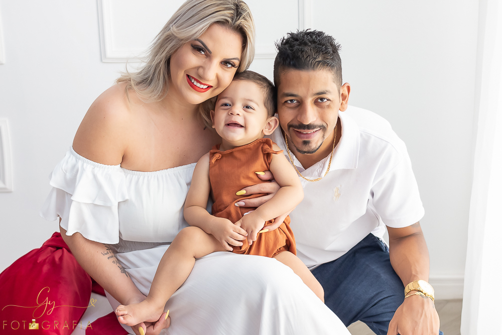 Ensaio de natal em estúdio do Joao Pedro. Fotografo em Londrina especializado em ensaios de gestantes, bebês e crianças. Momento registrado pela fotógrafa Giscellayne - Gy fotografia