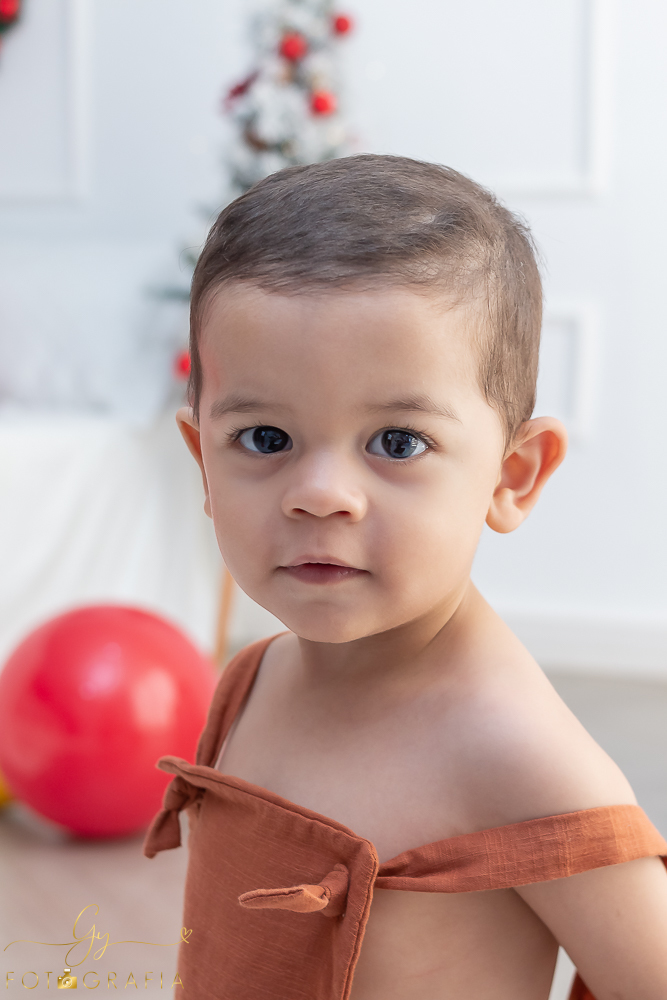 Ensaio de natal em estúdio do Joao Pedro. Fotografo em Londrina especializado em ensaios de gestantes, bebês e crianças. Momento registrado pela fotógrafa Giscellayne - Gy fotografia
