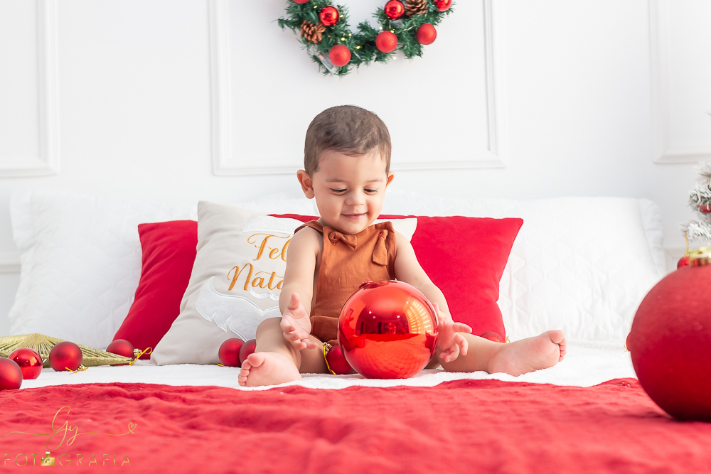 Ensaio de natal em estúdio do Joao Pedro. Fotografo em Londrina especializado em ensaios de gestantes, bebês e crianças. Momento registrado pela fotógrafa Giscellayne - Gy fotografia