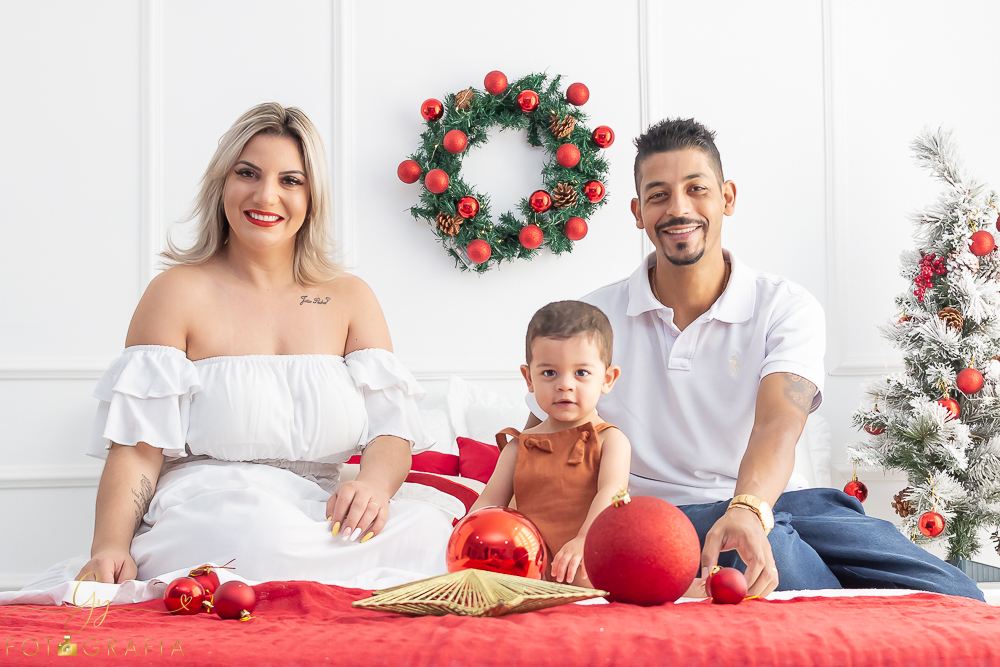 Ensaio de natal em estúdio do Joao Pedro. Fotografo em Londrina especializado em ensaios de gestantes, bebês e crianças. Momento registrado pela fotógrafa Giscellayne - Gy fotografia