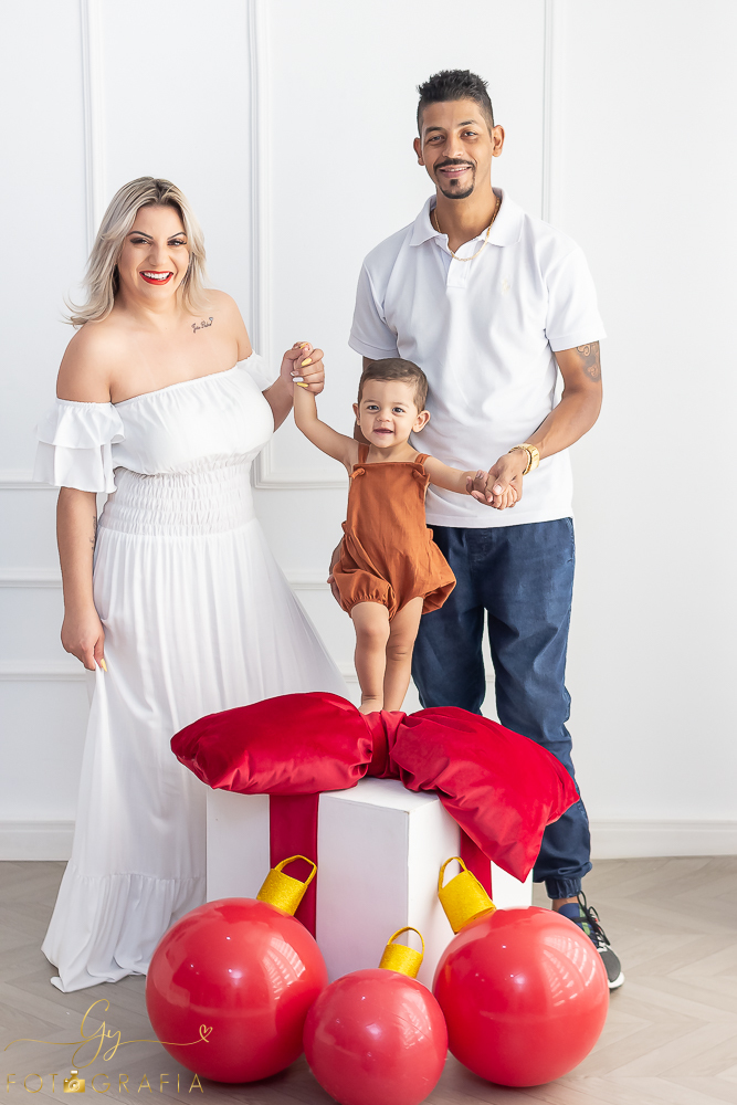 Ensaio de natal em estúdio do Joao Pedro. Fotografo em Londrina especializado em ensaios de gestantes, bebês e crianças. Momento registrado pela fotógrafa Giscellayne - Gy fotografia