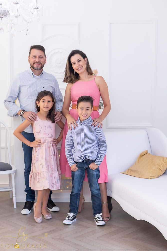 Mini ensaio especial de natal em estúdio. Quatro cenários lindos com opções de roupas para os bebês! Fotógrafo em Londrina especializado em ensaios de bebê, crianças e família! Momento registrado pela fotógrafa Giscellayne | Gy Fotografia.