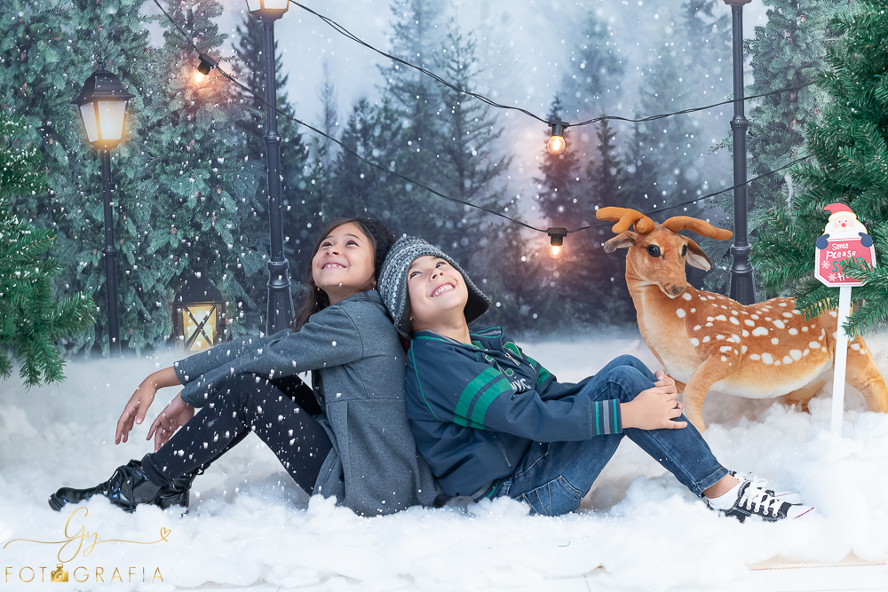 Mini ensaio especial de natal em estúdio. Quatro cenários lindos com opções de roupas para os bebês! Fotógrafo em Londrina especializado em ensaios de bebê, crianças e família! Momento registrado pela fotógrafa Giscellayne | Gy Fotografia.