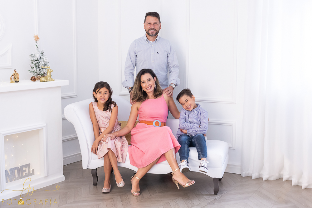 Mini ensaio especial de natal em estúdio. Quatro cenários lindos com opções de roupas para os bebês! Fotógrafo em Londrina especializado em ensaios de bebê, crianças e família! Momento registrado pela fotógrafa Giscellayne | Gy Fotografia.