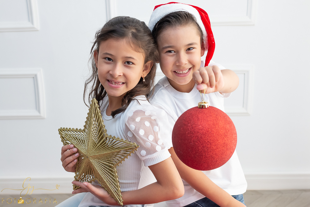 Mini ensaio especial de natal em estúdio. Quatro cenários lindos com opções de roupas para os bebês! Fotógrafo em Londrina especializado em ensaios de bebê, crianças e família! Momento registrado pela fotógrafa Giscellayne | Gy Fotografia.