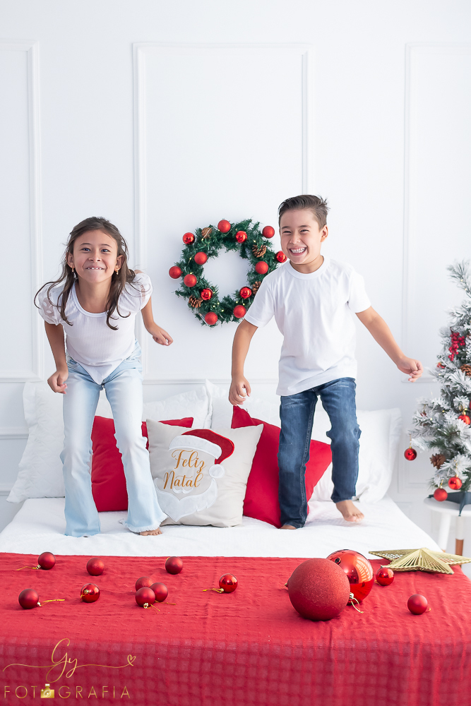 Mini ensaio especial de natal em estúdio. Quatro cenários lindos com opções de roupas para os bebês! Fotógrafo em Londrina especializado em ensaios de bebê, crianças e família! Momento registrado pela fotógrafa Giscellayne | Gy Fotografia.