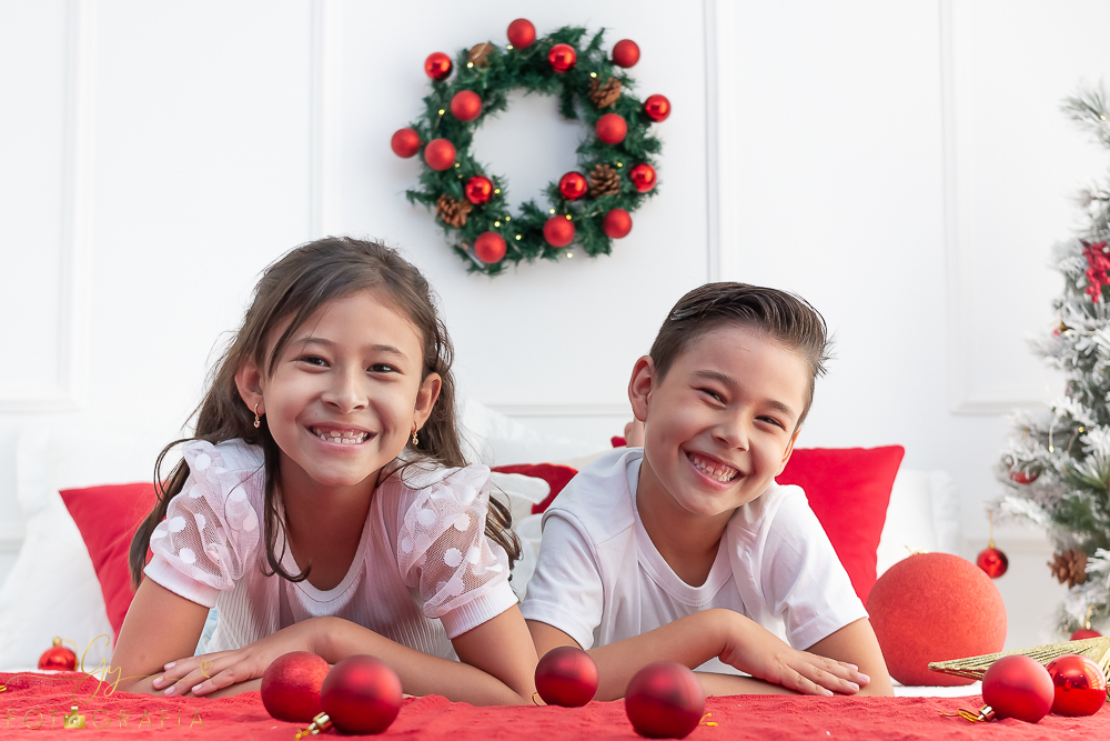 Mini ensaio especial de natal em estúdio. Quatro cenários lindos com opções de roupas para os bebês! Fotógrafo em Londrina especializado em ensaios de bebê, crianças e família! Momento registrado pela fotógrafa Giscellayne | Gy Fotografia.