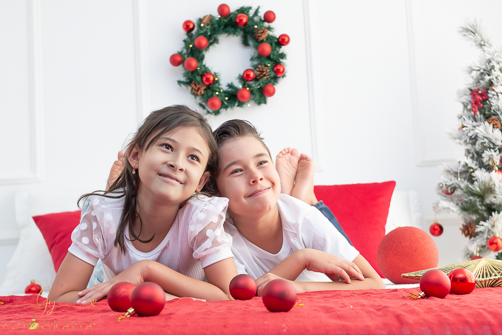 Mini ensaio especial de natal em estúdio. Quatro cenários lindos com opções de roupas para os bebês! Fotógrafo em Londrina especializado em ensaios de bebê, crianças e família! Momento registrado pela fotógrafa Giscellayne | Gy Fotografia.