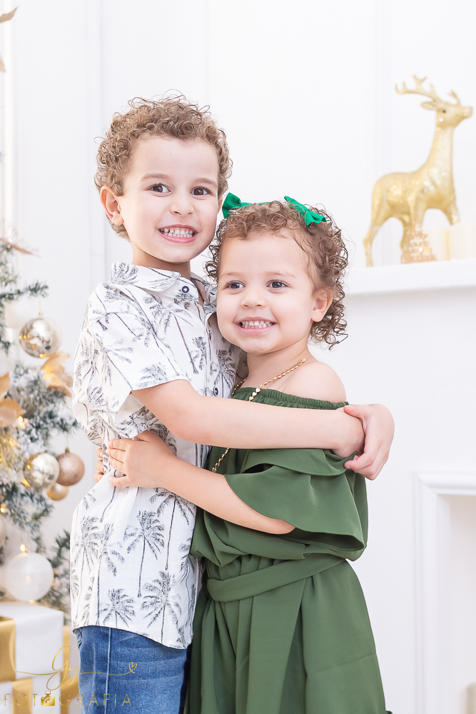 Ensaio de natal em estúdio. Fotógrafo em londrina especializado em bebês e crianças. Momento registrado pela fotógrafa Giscellayne - Gy Fotografia. 