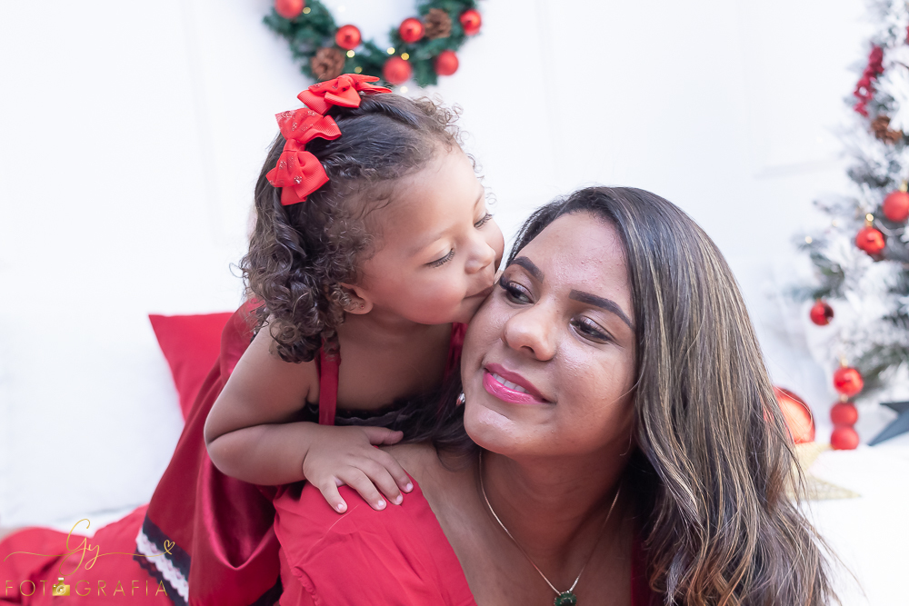 Ensaio de natal em estúdio. Fotógrafo em londrina especializado em bebês e crianças. Momento registrado pela fotógrafa Giscellayne - Gy Fotografia. 