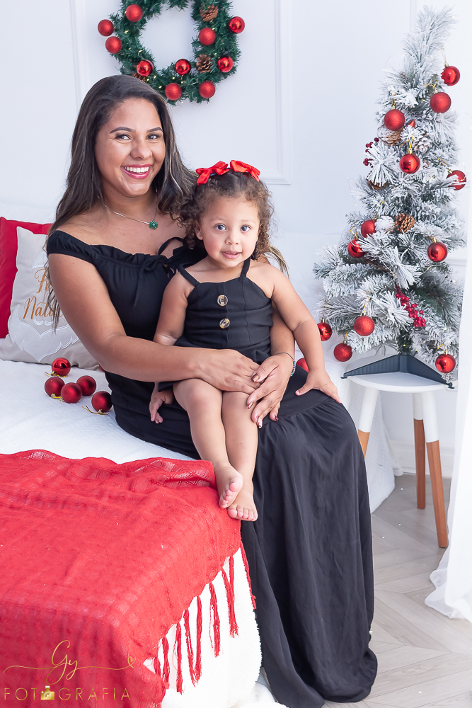 Ensaio de natal em estúdio. Fotógrafo em londrina especializado em bebês e crianças. Momento registrado pela fotógrafa Giscellayne - Gy Fotografia. 