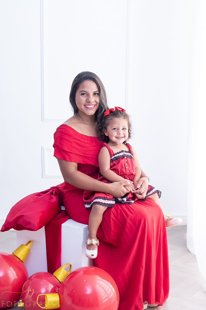 Ensaio de natal em estúdio. Fotógrafo em londrina especializado em bebês e crianças. Momento registrado pela fotógrafa Giscellayne - Gy Fotografia. 
