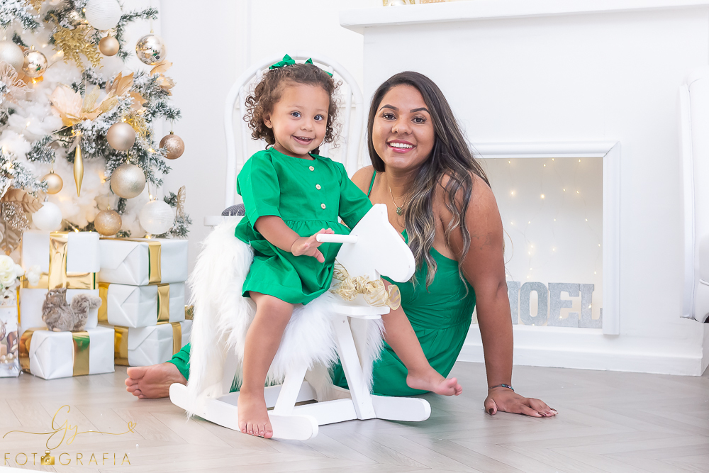 Ensaio de natal em estúdio. Fotógrafo em londrina especializado em bebês e crianças. Momento registrado pela fotógrafa Giscellayne - Gy Fotografia. 