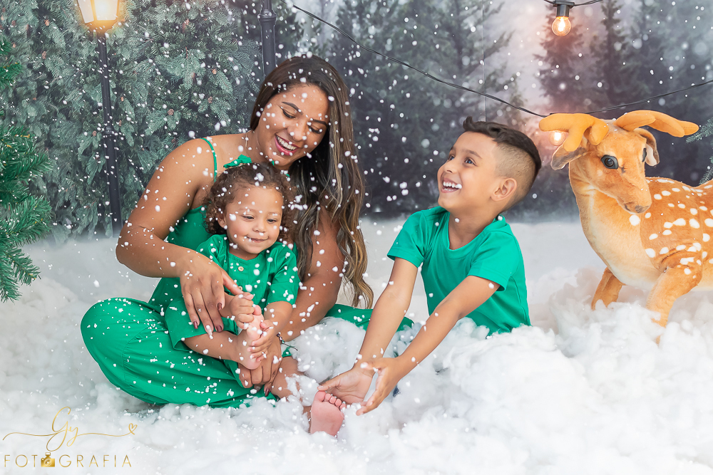 Ensaio de natal em estúdio. Fotógrafo em londrina especializado em bebês e crianças. Momento registrado pela fotógrafa Giscellayne - Gy Fotografia. 