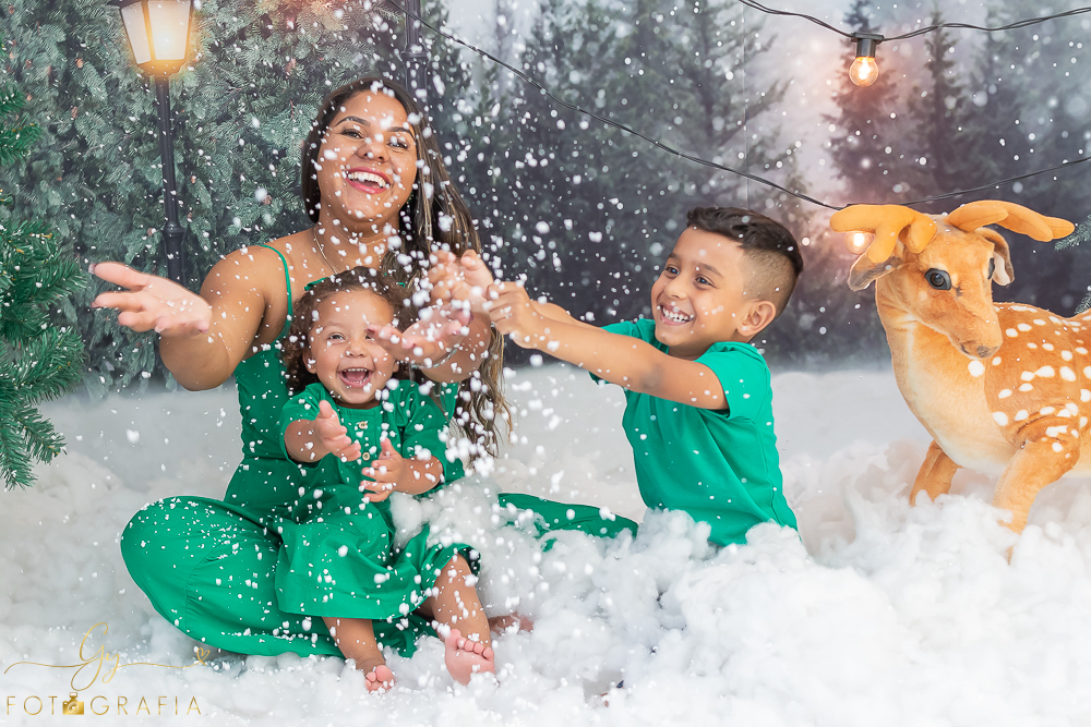 Ensaio de natal em estúdio. Fotógrafo em londrina especializado em bebês e crianças. Momento registrado pela fotógrafa Giscellayne - Gy Fotografia. 