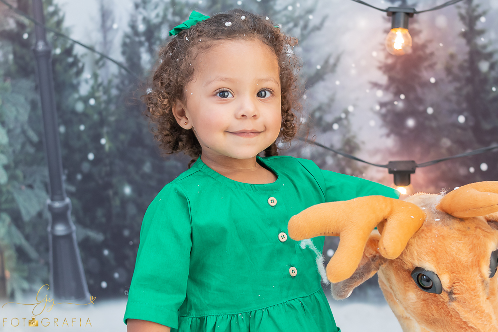 Ensaio de natal em estúdio. Fotógrafo em londrina especializado em bebês e crianças. Momento registrado pela fotógrafa Giscellayne - Gy Fotografia. 