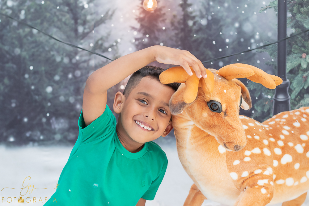 Ensaio de natal em estúdio. Fotógrafo em londrina especializado em bebês e crianças. Momento registrado pela fotógrafa Giscellayne - Gy Fotografia. 