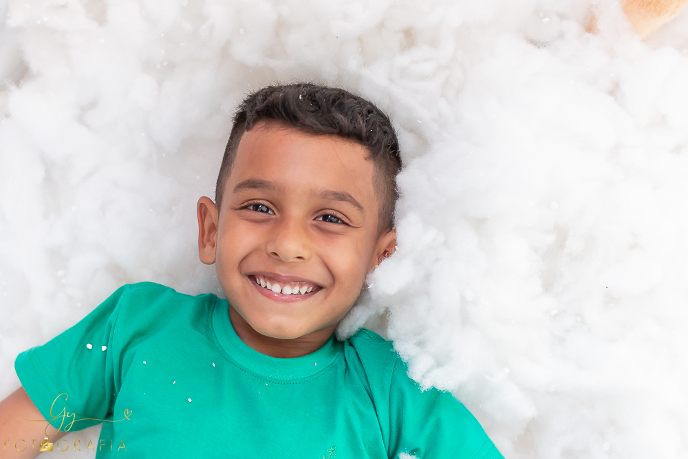 Ensaio de natal em estúdio. Fotógrafo em londrina especializado em bebês e crianças. Momento registrado pela fotógrafa Giscellayne - Gy Fotografia. 