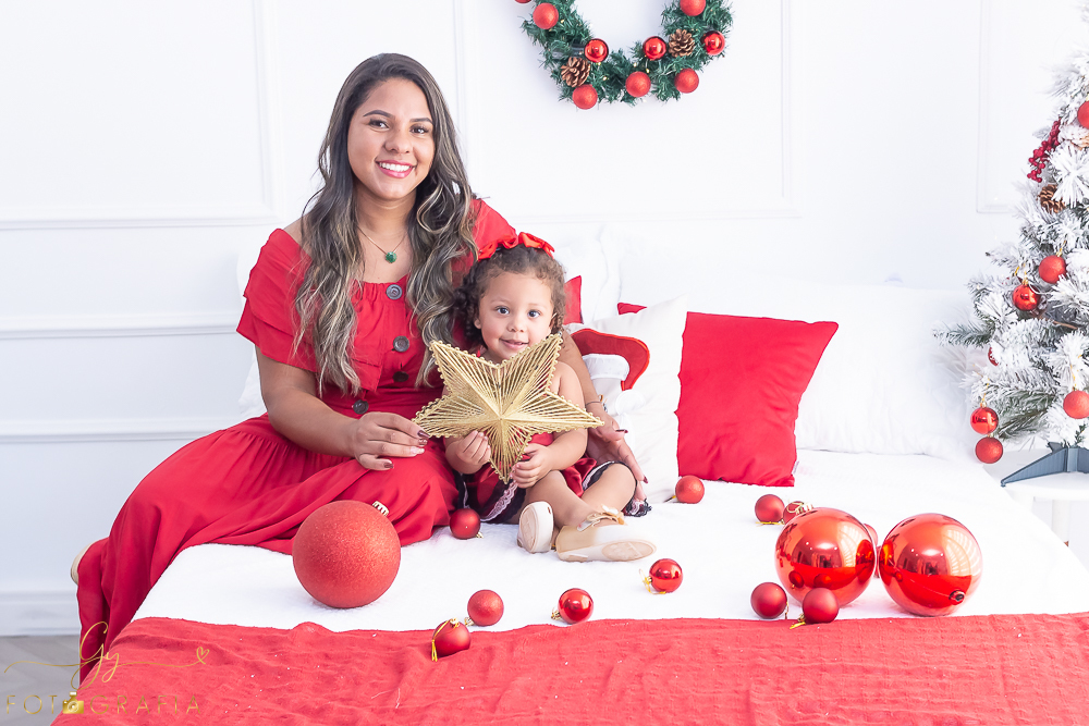 Ensaio de natal em estúdio. Fotógrafo em londrina especializado em bebês e crianças. Momento registrado pela fotógrafa Giscellayne - Gy Fotografia. 