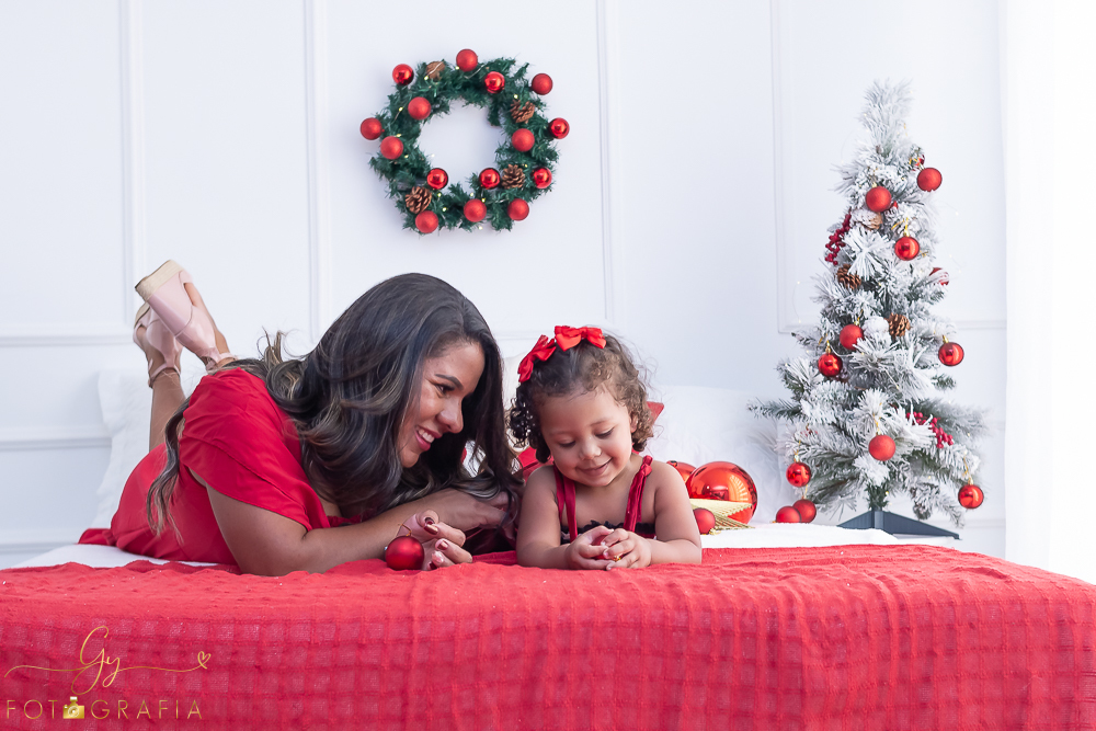 Ensaio de natal em estúdio. Fotógrafo em londrina especializado em bebês e crianças. Momento registrado pela fotógrafa Giscellayne - Gy Fotografia. 