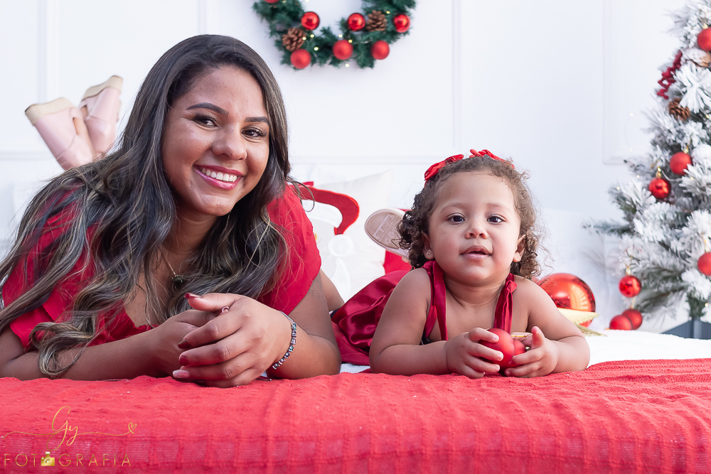 Ensaio de natal em estúdio. Fotógrafo em londrina especializado em bebês e crianças. Momento registrado pela fotógrafa Giscellayne - Gy Fotografia. 