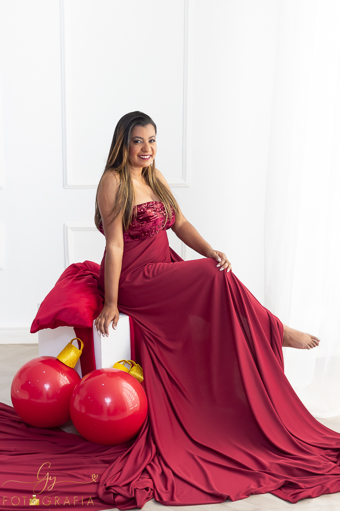 Ensaio pessoal, fotógrafo em londrina especialista em ensaios femininos. Ensaio de natal em estúdio. Momento registrado pela fotógrafa Giscellayne | Gy Fotografia. Fotógrafo em londrina.