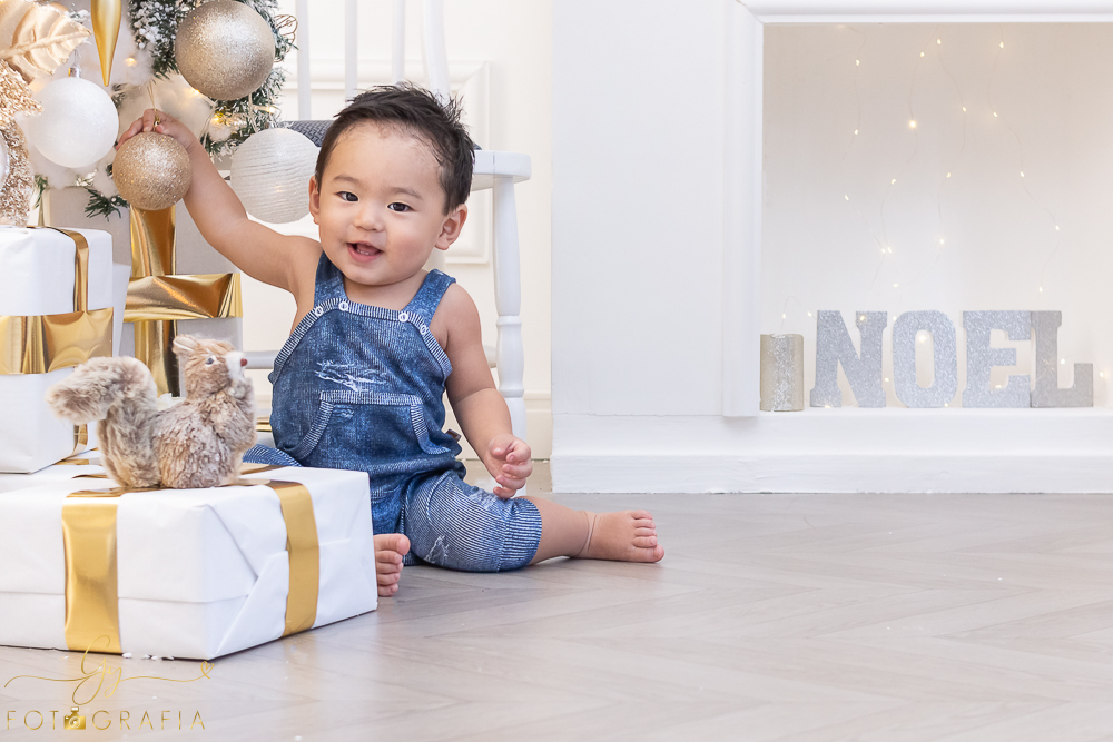 Ensaio de natal em estúdio. Fotógrafo em londrina especializado em ensaios de bebês e crianças. Momento registrado pela fotógrafa Giscellayne- Gy fotografia.