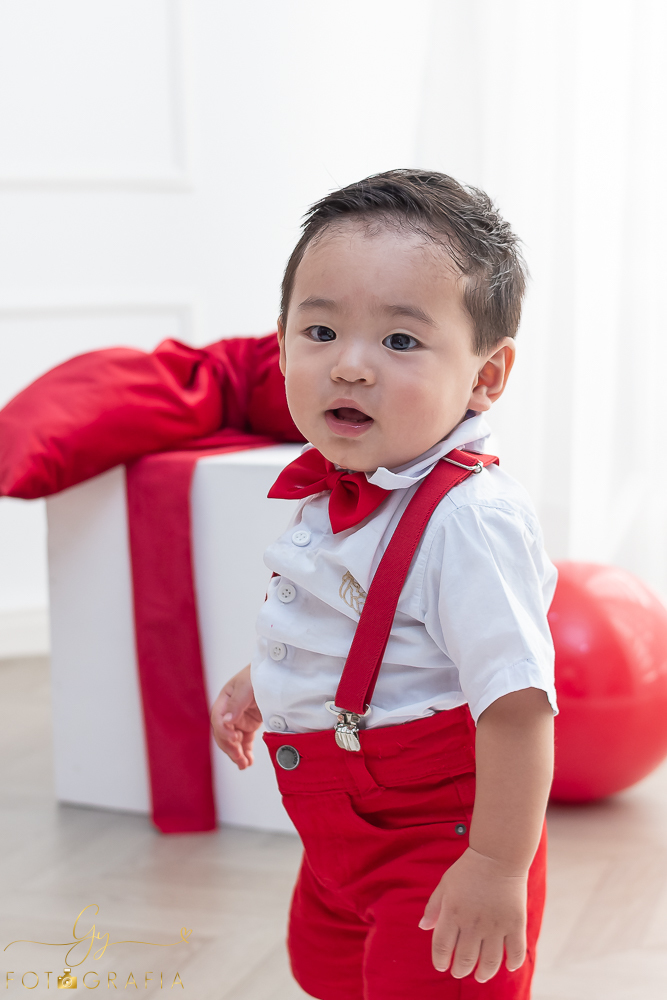Ensaio de natal em estúdio. Fotógrafo em londrina especializado em ensaios de bebês e crianças. Momento registrado pela fotógrafa Giscellayne- Gy fotografia.