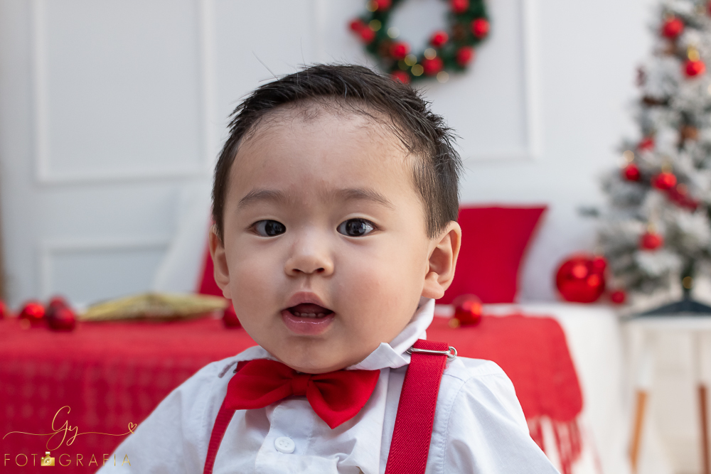 Ensaio de natal em estúdio. Fotógrafo em londrina especializado em ensaios de bebês e crianças. Momento registrado pela fotógrafa Giscellayne- Gy fotografia.