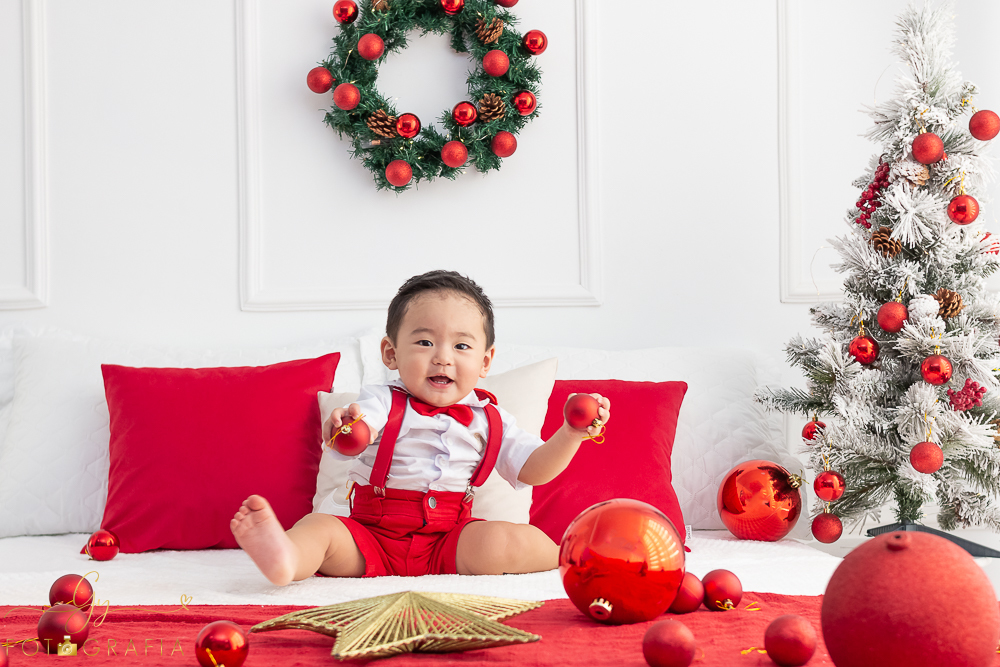 Ensaio de natal em estúdio. Fotógrafo em londrina especializado em ensaios de bebês e crianças. Momento registrado pela fotógrafa Giscellayne- Gy fotografia.