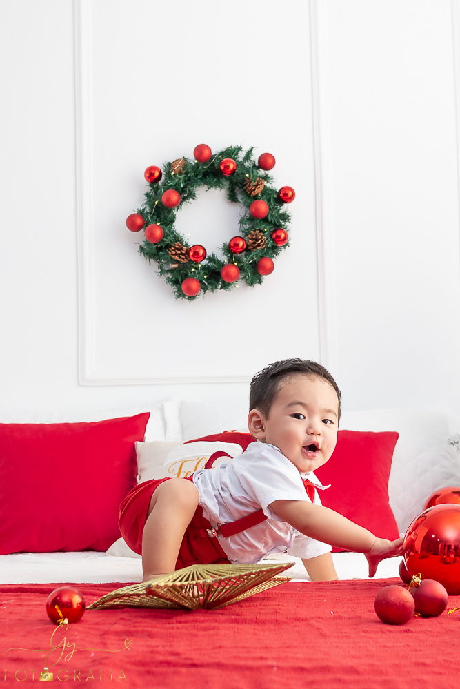 Ensaio de natal em estúdio. Fotógrafo em londrina especializado em ensaios de bebês e crianças. Momento registrado pela fotógrafa Giscellayne- Gy fotografia.